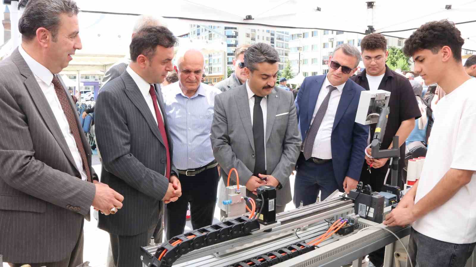 sivas-ta-mesleki-ve-teknik-egitim-okullari-tanitim-senligi-duzenlendi