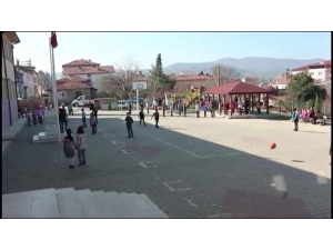 Okulda İstiklal Marşı Okundu, Minik Öğrenciler Her Şeyi Bıraktı