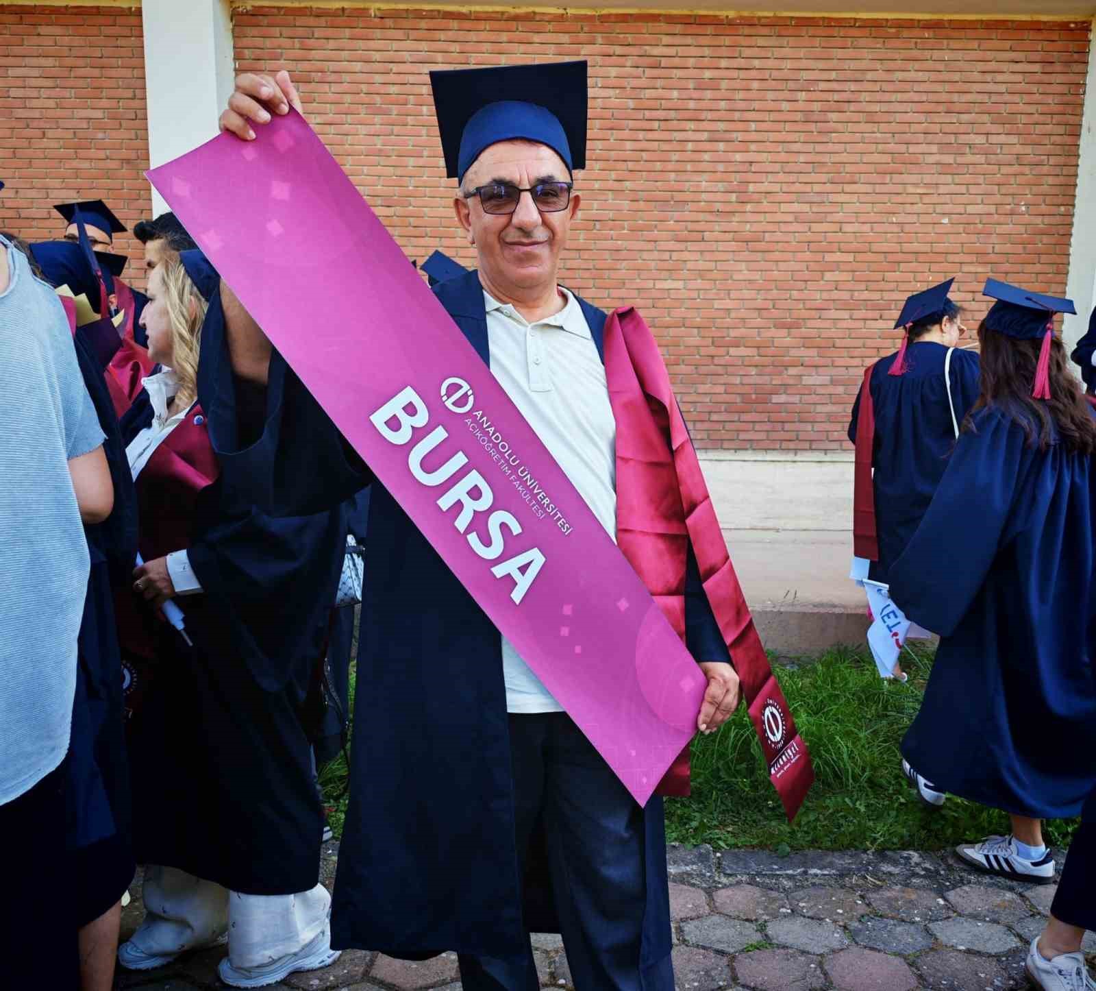 bursa-nin-aile-hekimi-dr-ahmet-kartal-10-uncu-diplomasini-eskisehir-de-aldi