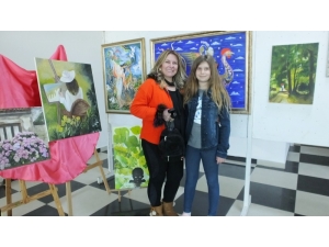 Burhaniye’de Bayan Ressamların Karma Resim Sergisi İlgi Gördü