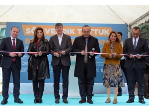 Bakan Çavuşoğlu, 60+ Tazelenme Üniversitesinde Kazak Giydi