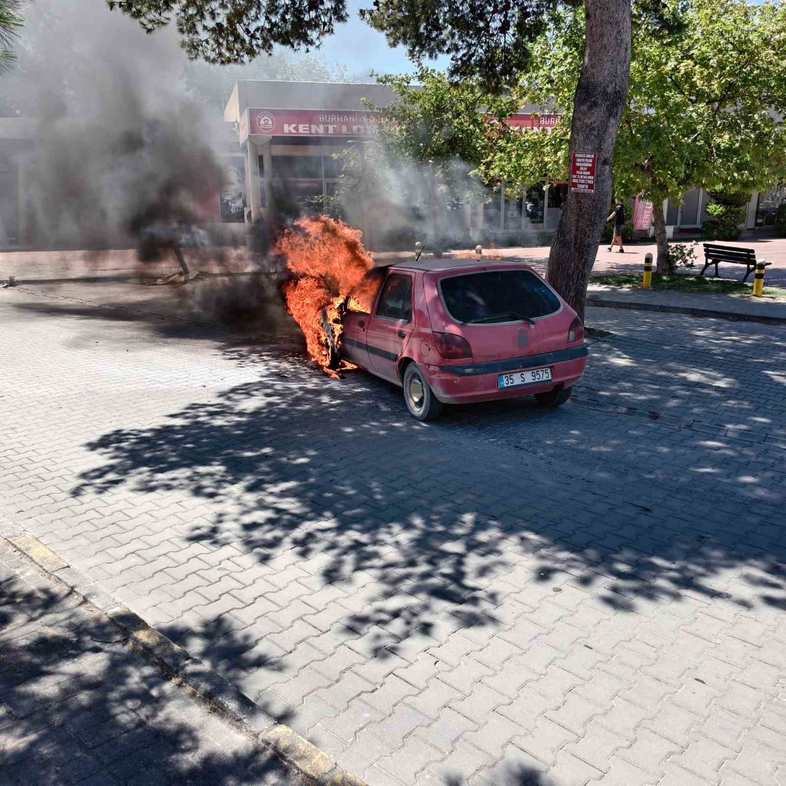 burhaniye-de-arac-yanginini-itfaiye-sondurdu