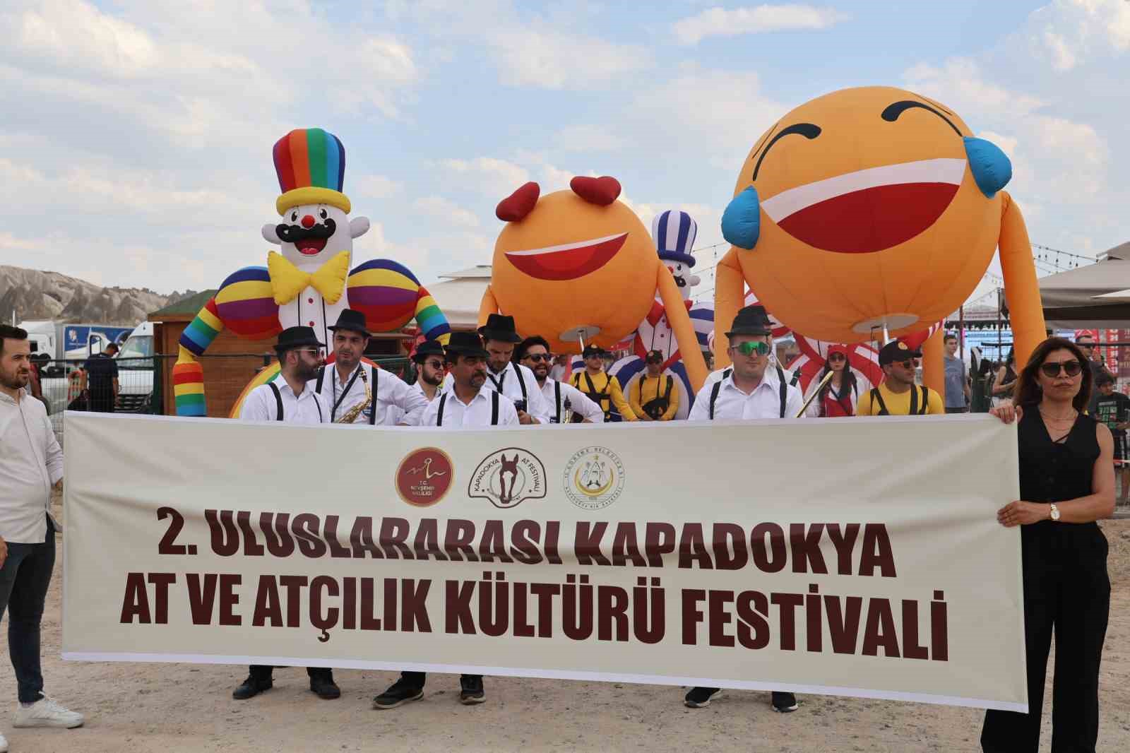 kapadokya-da-guzellikleriyle-buyuleyen-atlar-podyuma-cikti