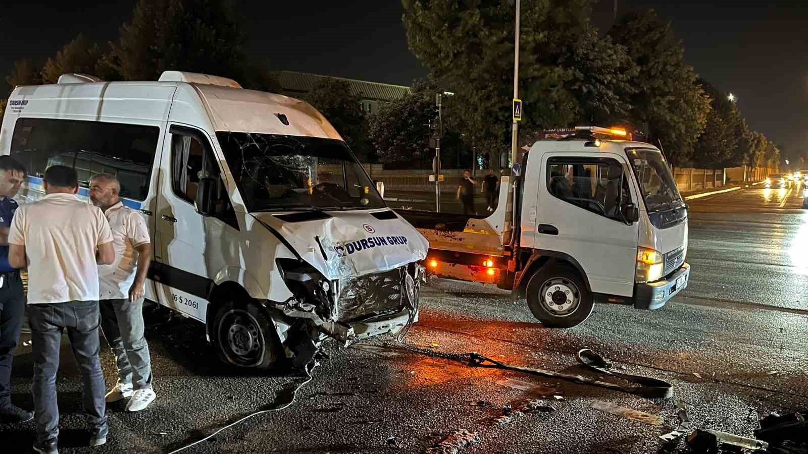bursa-da-servis-minibusu-refuje-cikti-1-yarali