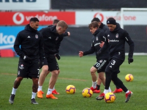 Beşiktaş, Sağanak Yağmur Altında Çalıştı