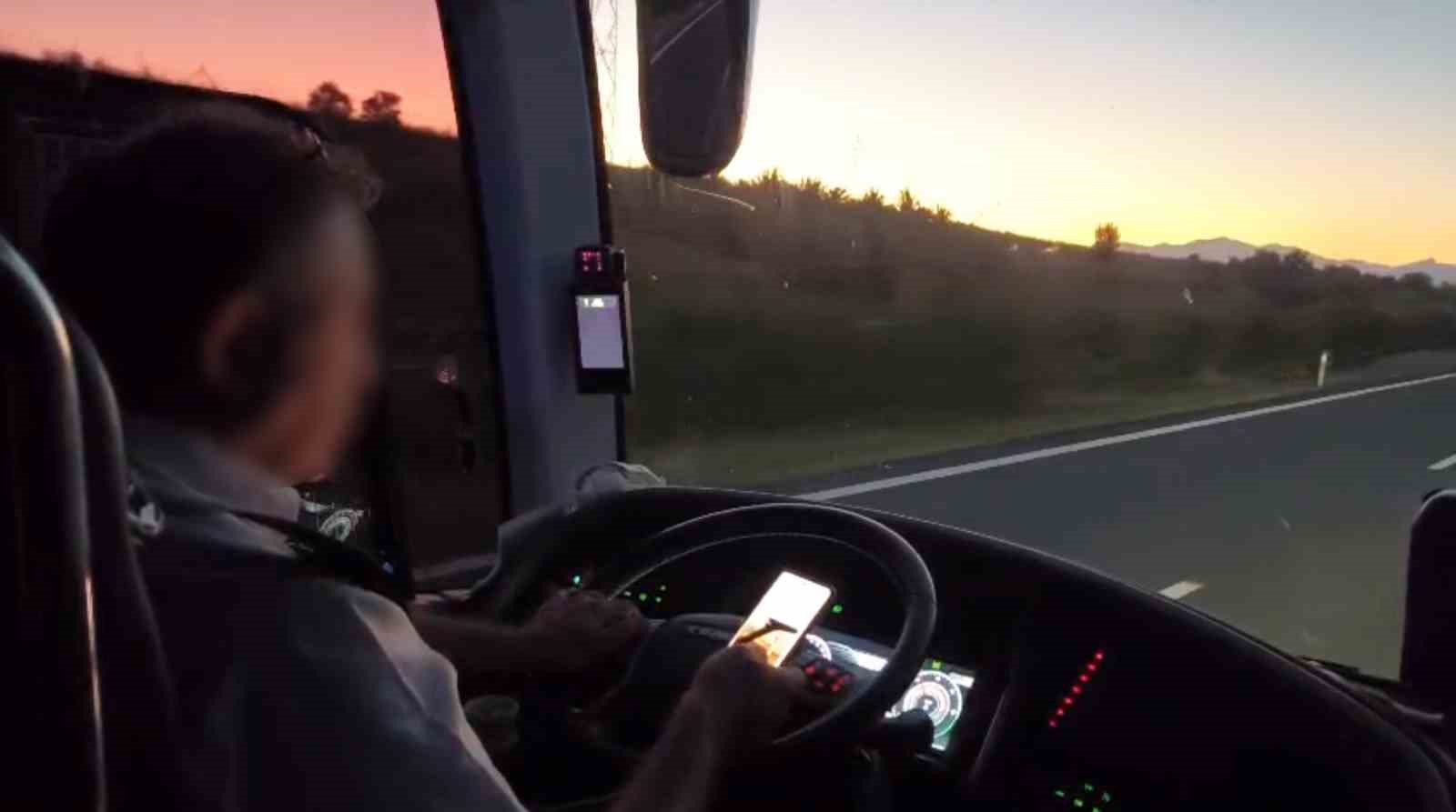 seyir-halindeki-otobus-soforunun-cep-telefonuyla-oynadigi-anlar-kameraya-yansidi
