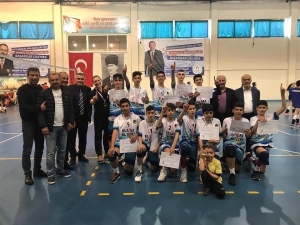 Yahya Kemal Beyatlı Ortaokulu Voleybolda Yarı Finalde