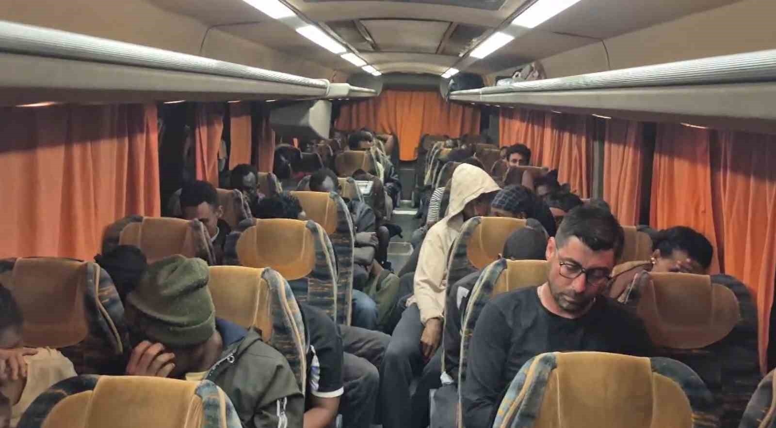 izmir-de-36-duzensiz-gocmen-ve-1-gocmen-kacakcisi-yakalandi
