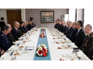 Bakan Akar Emekli Ve Muvazzaf Subaylarla Bir Araya Geldi