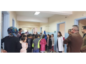 Öğrenciler, Sağlık Çalışanlarının Bayramını Kutladı