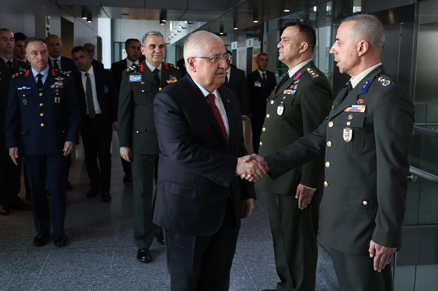 milli-savunma-bakani-guler-nato-karargahi-nda
