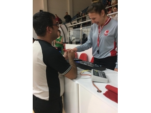 Hakemden Hakeme Sahada Evlenme Teklifi