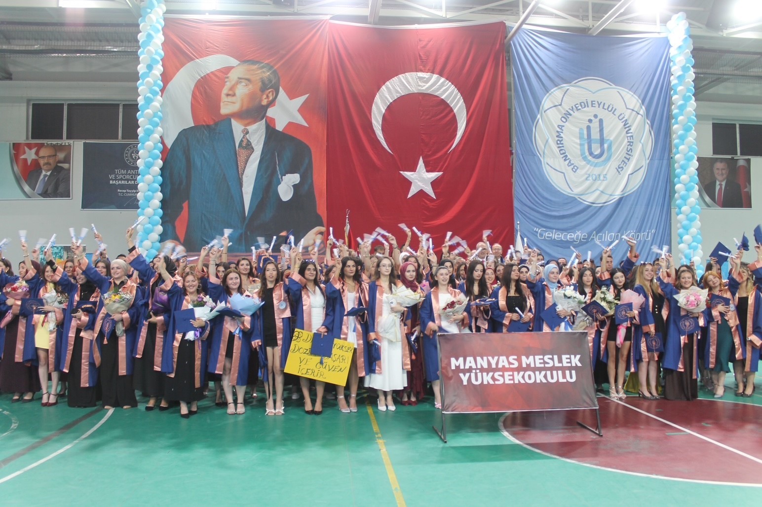 manyas-myo-da-mezuniyet-coskusu