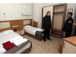 Bakan Akar Uzman Erbaşlar İçin Yapılan Misafirhanede İncelemelerde Bulundu