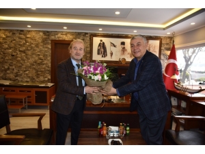 Sarıyer Belediye Başkanı Genç, Tıp Bayramı’nda Sağlık Çalışanlarını Ziyaret Etti