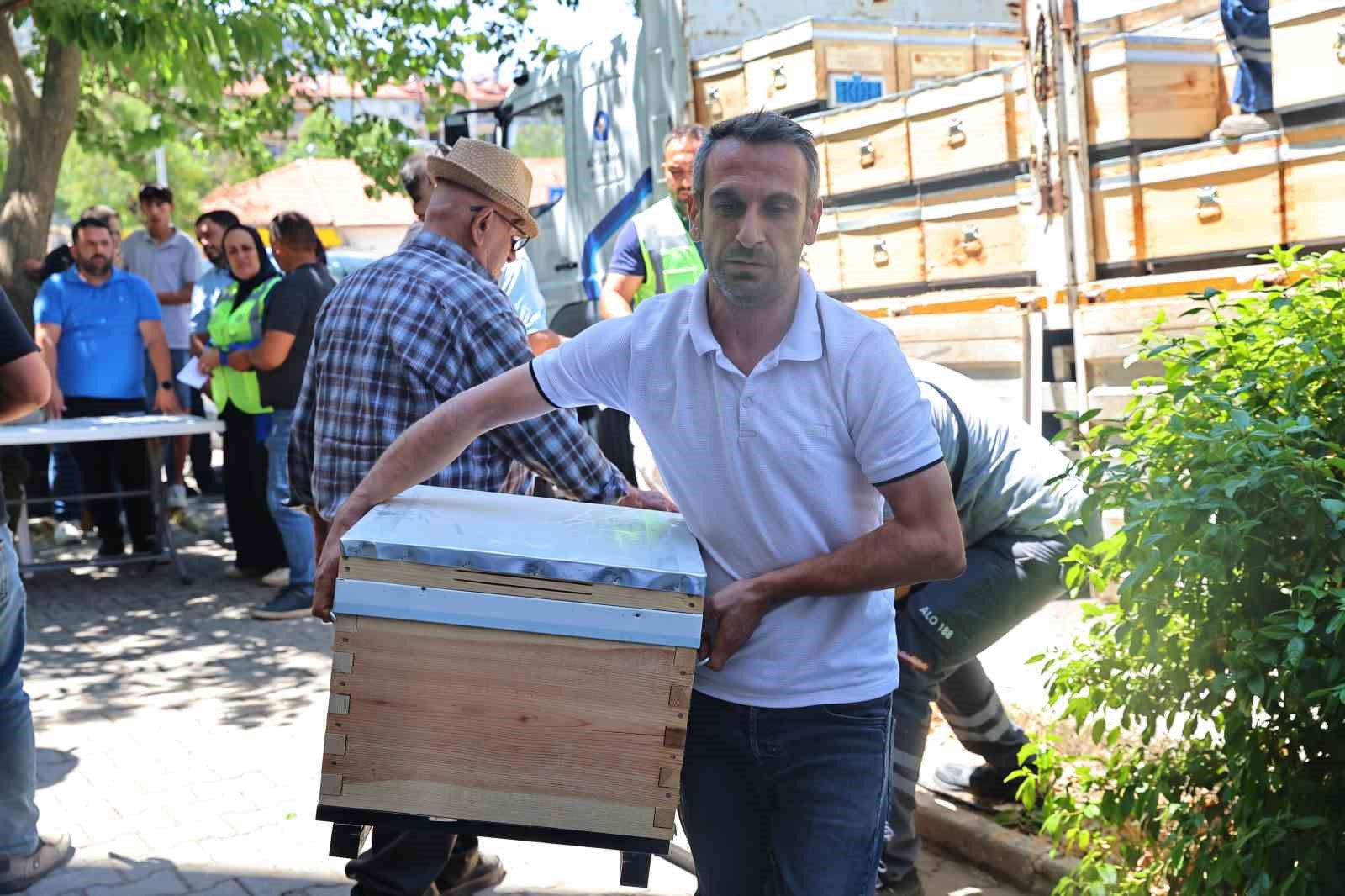buyuksehir-den-gundogmus-ve-ibradili-aricilara-bereket-kovani