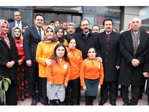 Bakan Kasapoğlu: “Tesisleriyle, Kütüphanesiyle Modern Bir Stadı Kente Kazandıracağız”