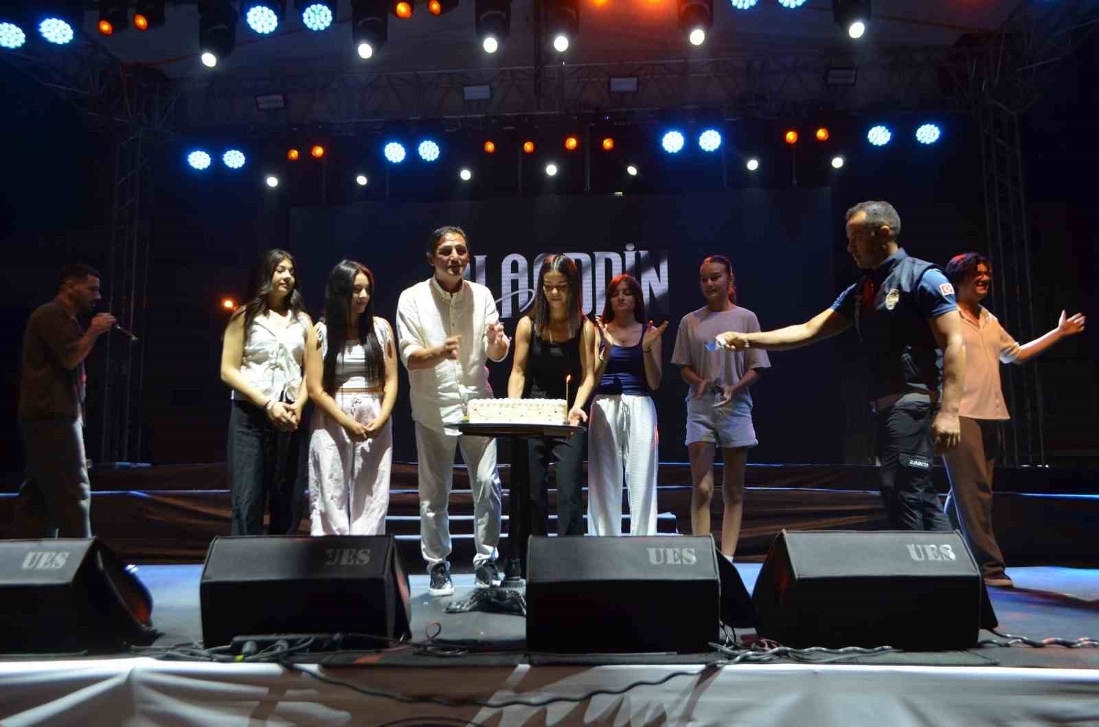 cicek-takdimi-icin-ciktigi-sahnede-surprizle-karsilasti