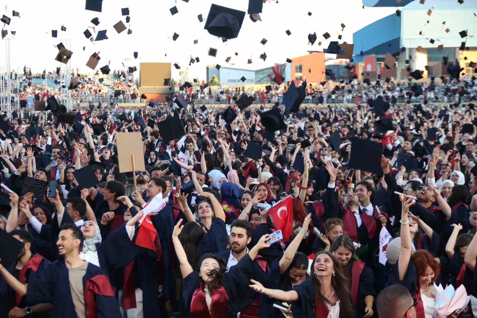 anadolu-universitesi-nde-mezuniyet-coskusu-5-binden-fazla-ogrenci-kep-atti