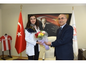 Tıp Öğrencisi Dekanlık Koltuğunda