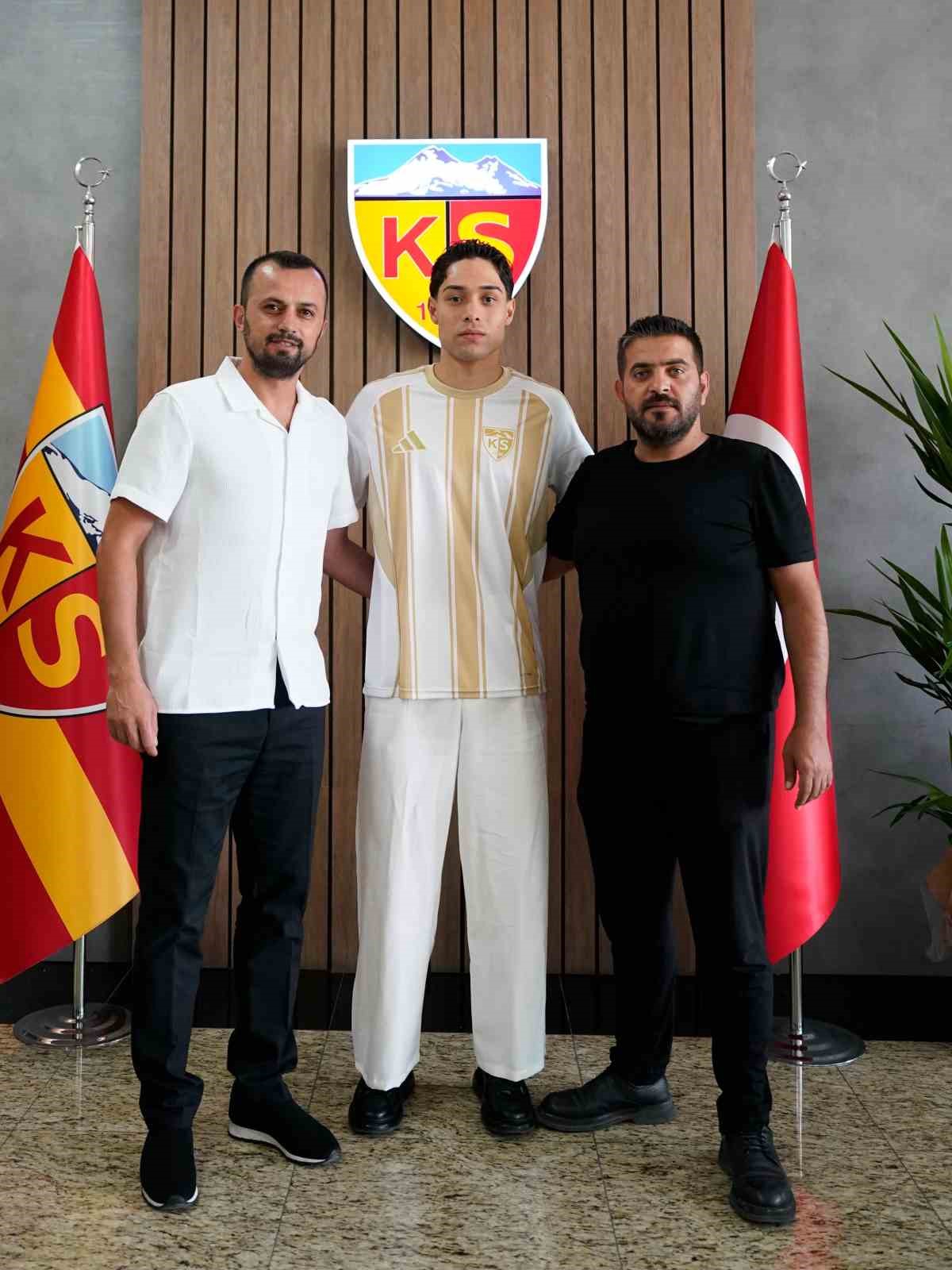 kayserispor-talha-sariarslan-ile-3-yillik-sozlesme-imzalandi