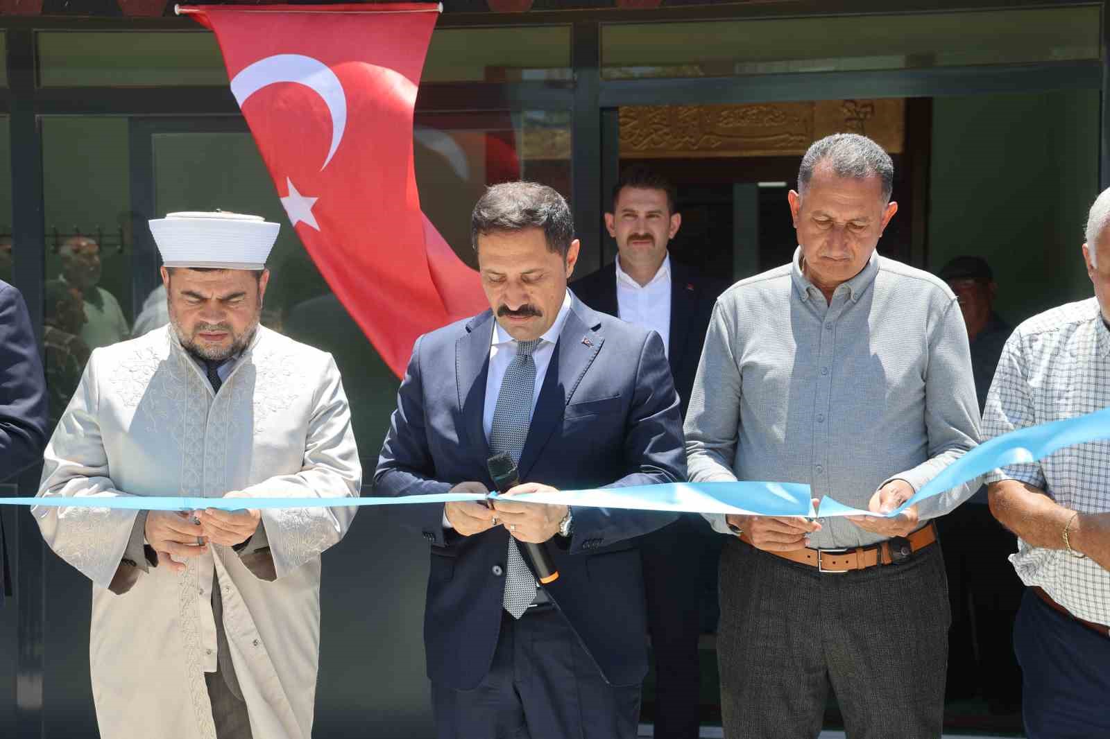 depremin-ardindan-insa-edilen-130-uncu-cami-dualarla-ibadete-acildi