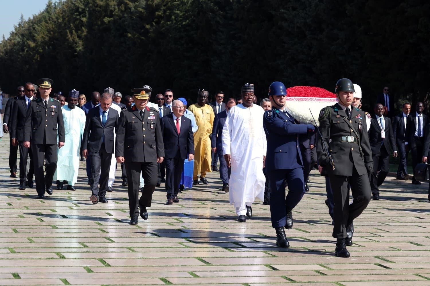 nijer-cumhurbaskani-tchiani-milli-savunma-bakani-yasar-guler-ile-birlikte-anitkabir-i-ziyaret-etti
