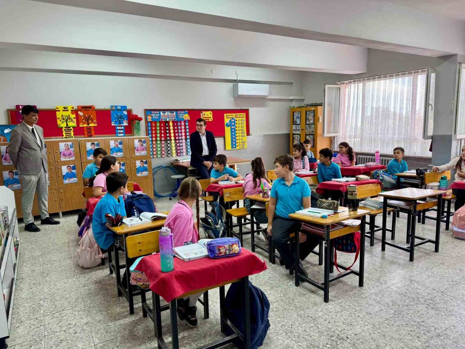 bozdogan-da-kaymakam-sozen-ogretmen-ve-ogrencilerle-bir-araya-geldi