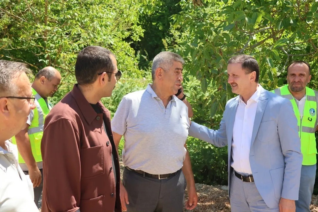 koy-yolundaki-asfalt-calismalarina-yakin-takip