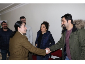 Karaköprü Adayı Aslan, Sağlık Çalışanlarına Karanfil Dağıttı