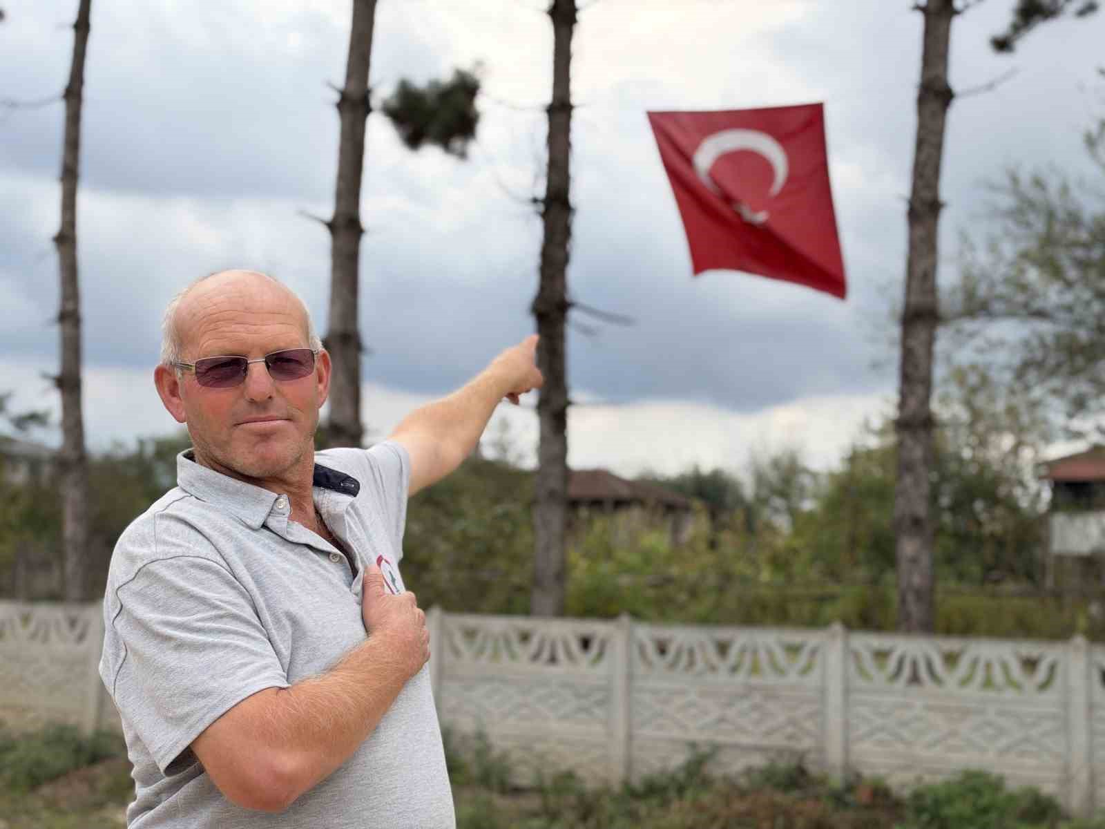 is-makinesinin-uzerine-cikip-turk-bayragini-duzeltti-ardindan-boyle-optu