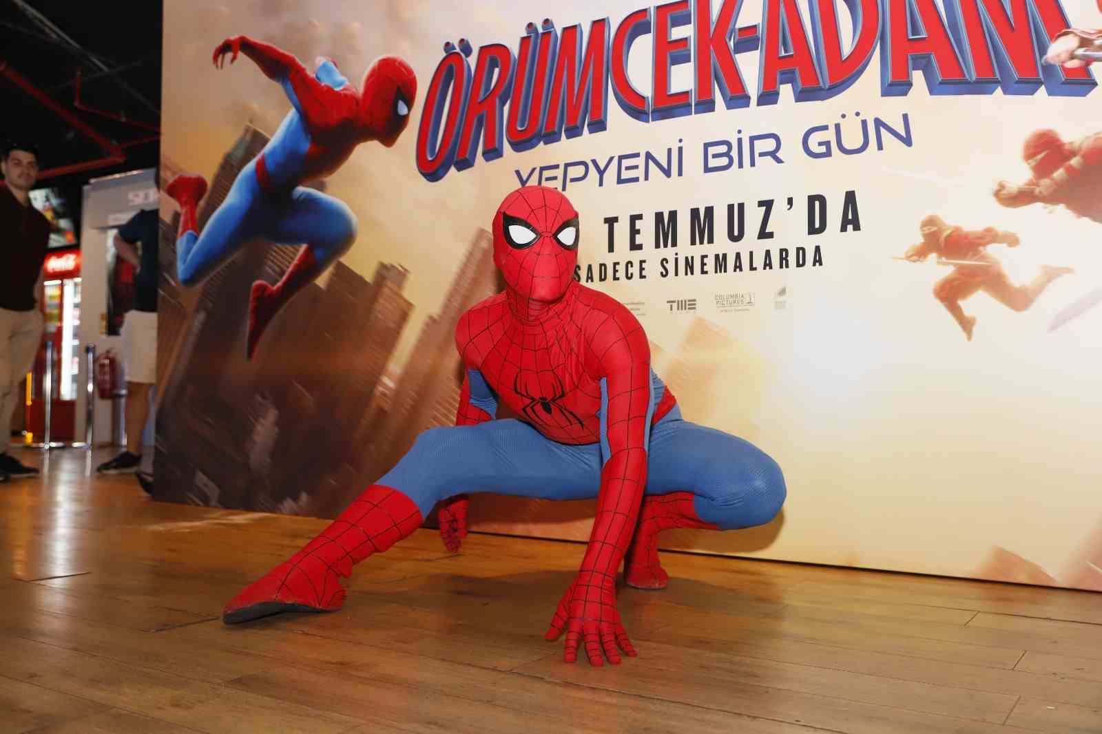 mcdonald-s-turkiye-den-orumcek-adam-temali-figurler-ve-menuler