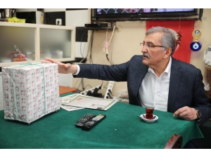 Murat Aydın Oy İsteyip “Veririm” Cevabını Aldığı Vatandaşa Sımsıkı Sarıldı