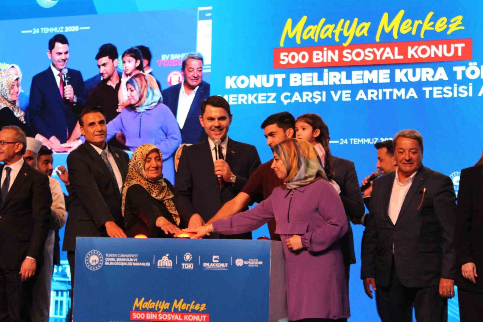 bakan-kurum-deprem-bolgesinde-son-vatandas-evine-kavusana-kadar-ayrilmayacagiz