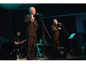 Aliağa’da Komedi Festivali, ‘Şifa Niyetine’ Oyunuyla Final Yaptı