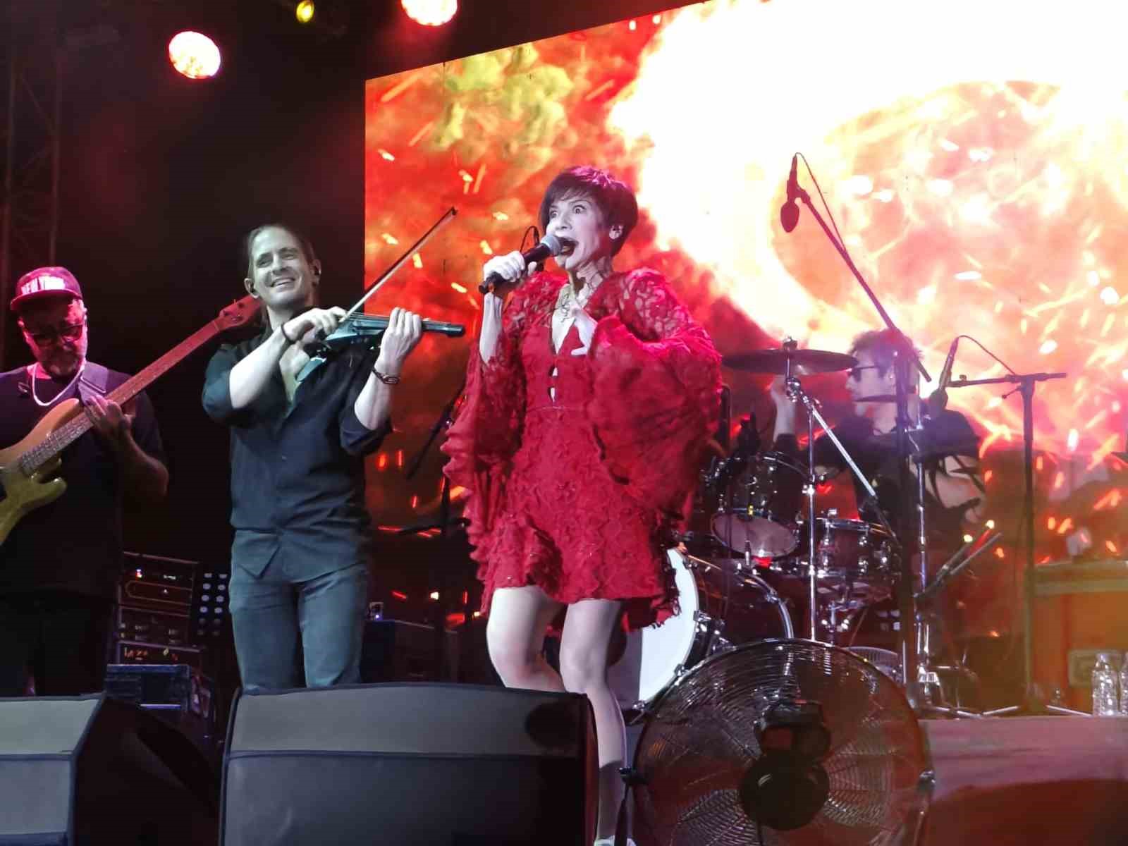 ayvalik-ta-aydilge-konserine-yogun-ilgi