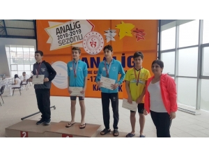 Karabük’te Düzceli Yüzücüler Kürsüye Çıktı