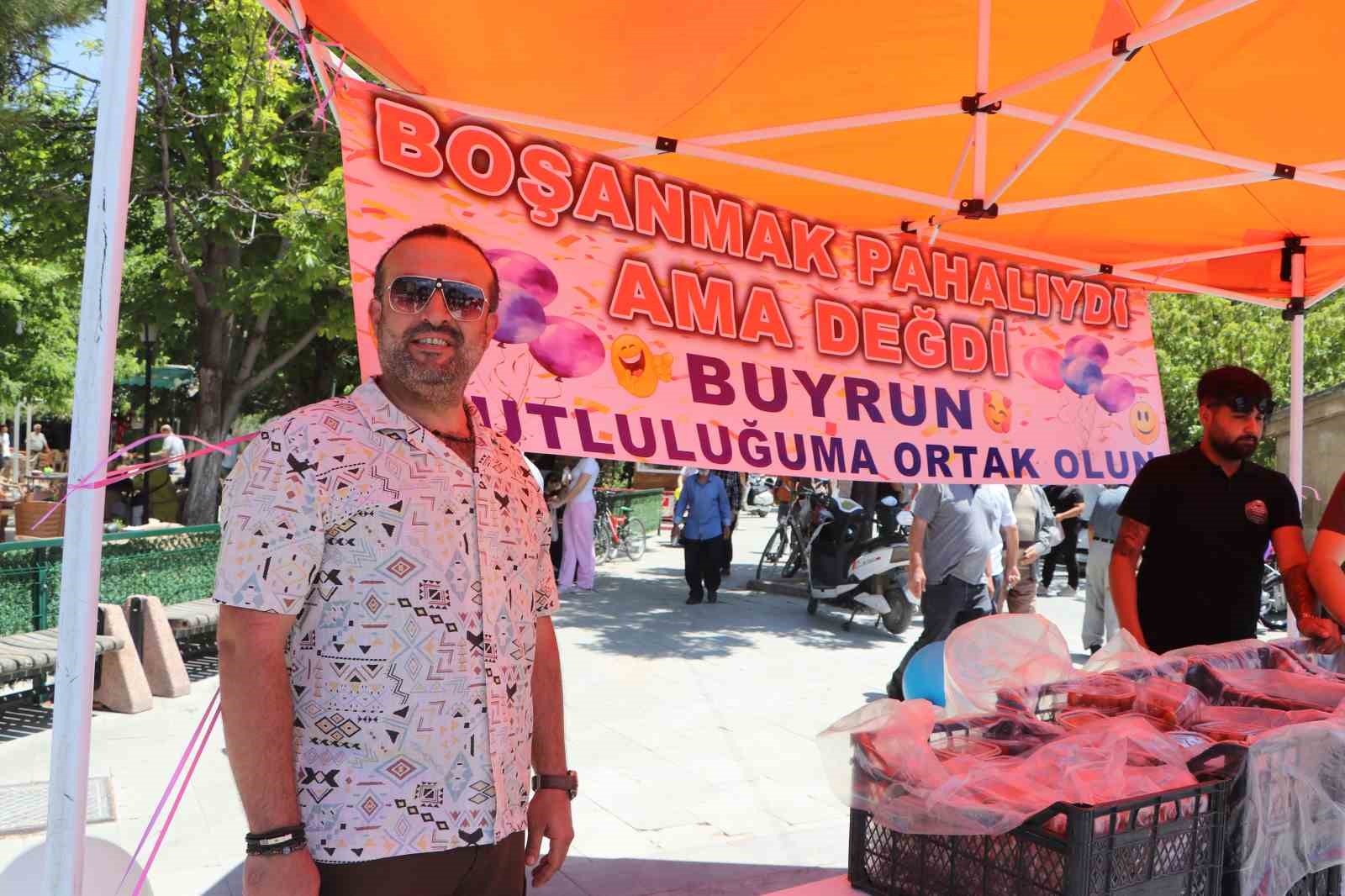 karaman-da-11-yillik-evliligi-sona-eren-gurbetci-lokma-dagitarak-bosanmasini-kutladi