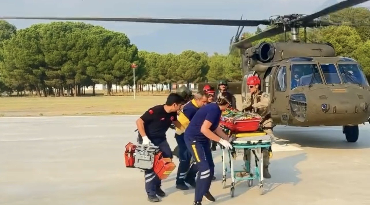 kayaliklardan-dusen-doga-yuruyuscusu-askeri-helikopterle-kurtarildi