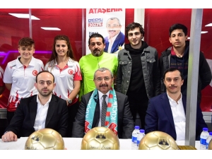 İsmail Erdem’den Ataşehirli Spor Kulüplerine Tam Destek