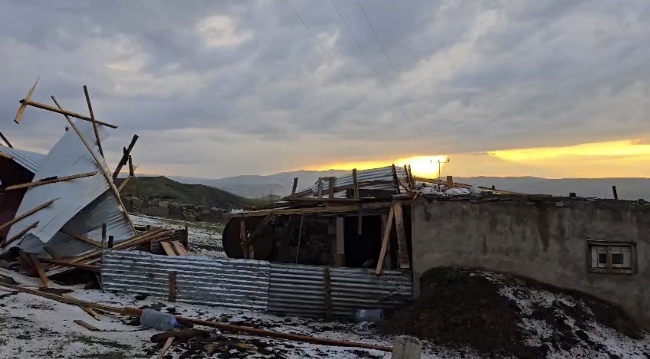 agri-da-dolu-ve-siddetli-ruzgar-bir-evin-catisini-ucurdu
