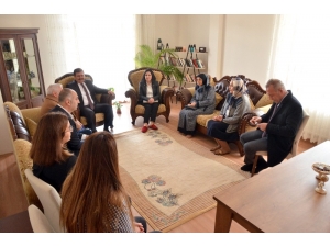 Vali Ali Arslantaş Ve Eşi Şehit Aileleri Ve Gazileri Evlerinde Ziyaret Etti