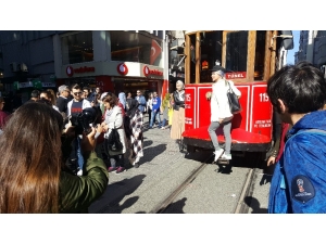Binali Yıldırım İstiklal Caddesi’nde Tramvayla Karanfil Dağıttı
