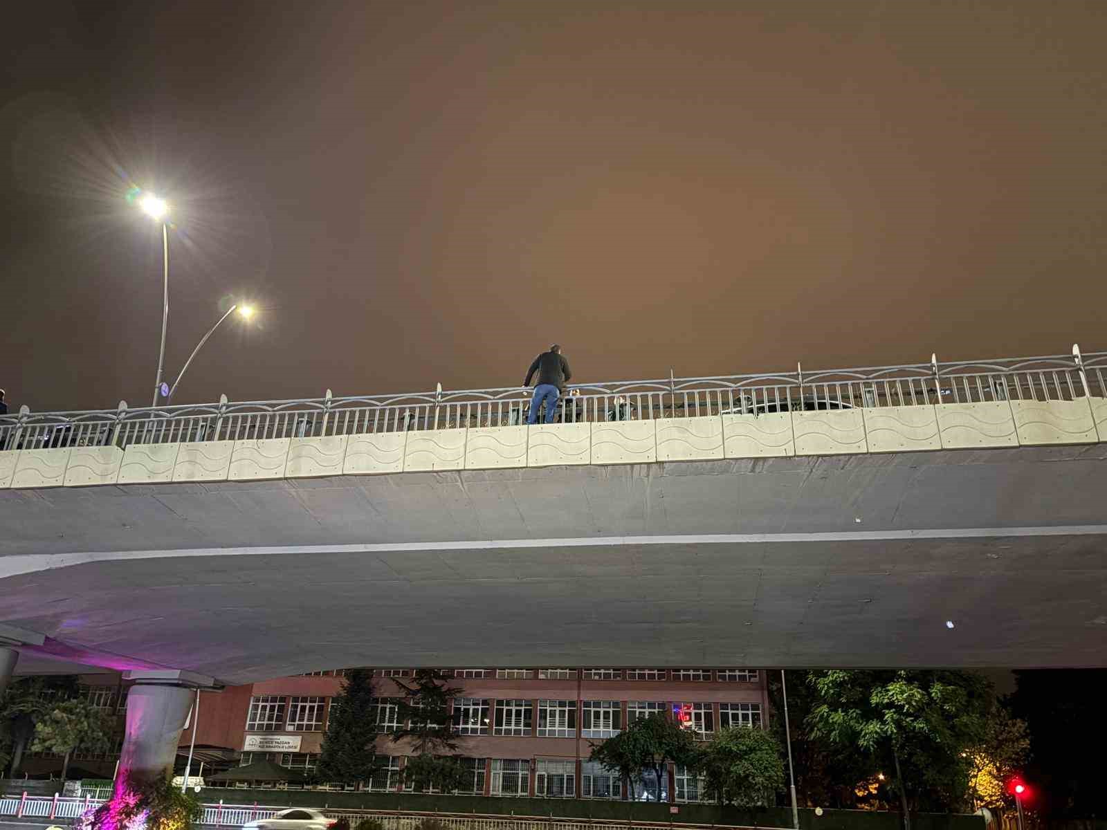 intihar-etmek-icin-kopruye-cikan-sahsi-polis-ekipleri-ikna-etti