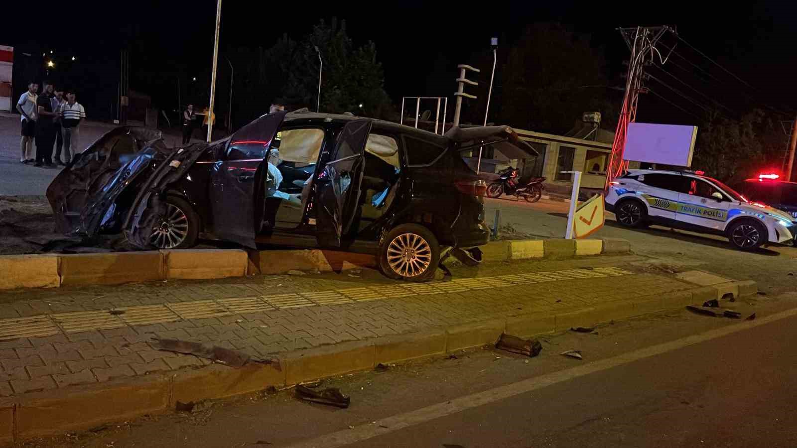 kontrolden-cikan-arac-karsi-seride-uctu-surucu-yaralandi