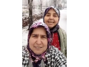 Kar Yağışına Sevinen Teyzeler Tebessüm Ettirdi