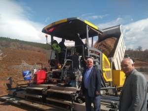 Şaphane’de Köy Yollarına Sıcak Asfalt Atma Çalışmaları