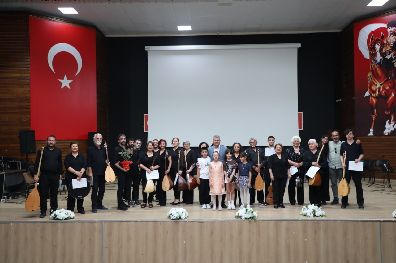 edremit-belediyesi-kursiyerlerinden-muzik-ziyafeti
