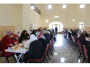 Ak Parti Kadın Kolları Kahvaltı Düzenledi