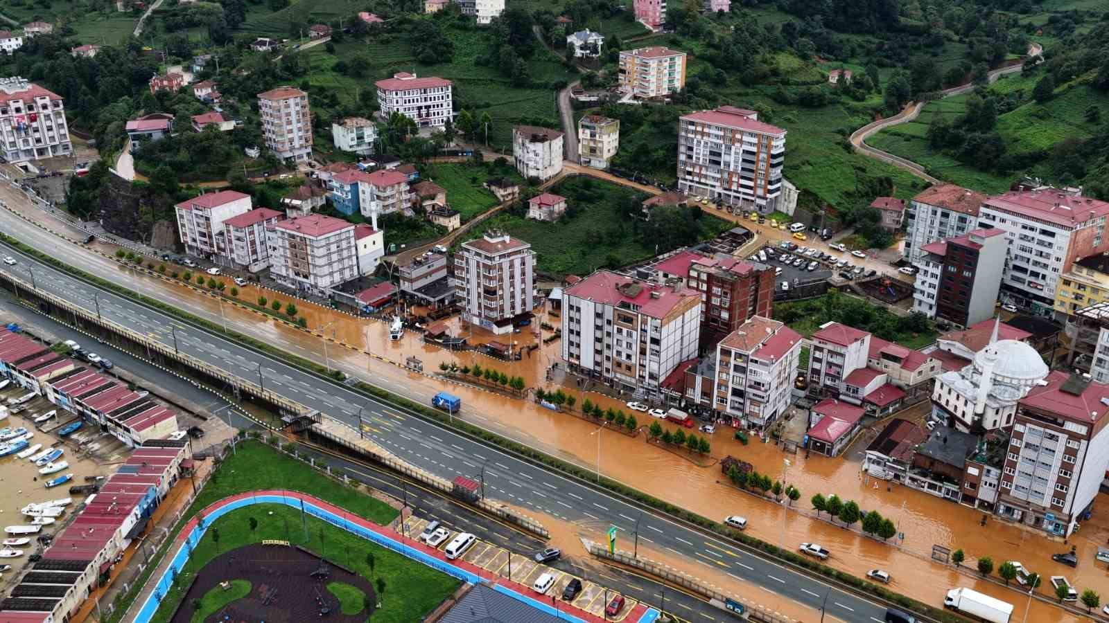rize-nin-iyidere-ilcesinde-selin-ortaya-cikardigi-manzara-havadan-goruntulendi